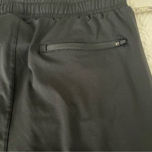 Kirkland Black Jogger Sweatpants. Like new. zippered pockets. Size XL